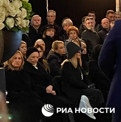 Вернувшаяся в Россию певица Алла Пугачева пришла на похороны модельера  Юдашкина