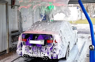 автомойка на станции обслуживания. черный автомобиль в пене. машина моется  с мылом. Стоковое Фото - изображение насчитывающей уборщик, ручно: 254500050