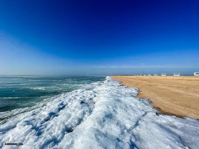 Азовское море замёрзло. Красивое зрелище. Лёд на пляжах.