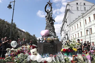 В Беслане началась вахта памяти по жертвам теракта в школе № 1 - Российская  газета