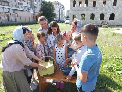 молитва и благодарность Богу. красивая зрелая женщина с библией. любовь и  мир Стоковое Фото - изображение насчитывающей христианка, агенства:  230658032