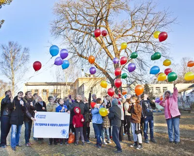 руки подняты. благотворительность и волонтерская работа. группа  разноплановых людей с сердцем в руках. поддержка и помощь Иллюстрация  вектора - иллюстрации насчитывающей людск, конспектов: 218643626