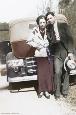 Бонни и Клайд Bonnie Parker and Clyde Barrow posing together in front of  car, 1933 | Пикабу