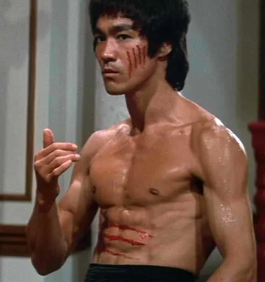 Биография Знаменитых людей - Брюс Ли (англ. Bruce Lee); детское имя — Ли  Сяолун (кит. 李小龙, англ. Li Xiao Long, рус. Маленький Дракон), взрослое имя  — Ли Чжэньфань (кит. 李振藩, англ. Lee