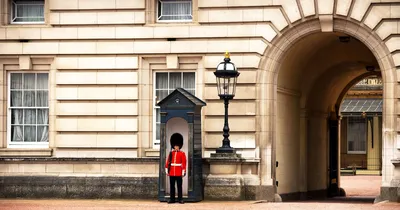 Букингемский дворец (Buckingham Palace). Архитектор Д. Неш. архитектор  Э.Блор достраивал Букингемский дворец после Д. Нэша, но создал фасад более  сдержанным, чем в проекте Неша.