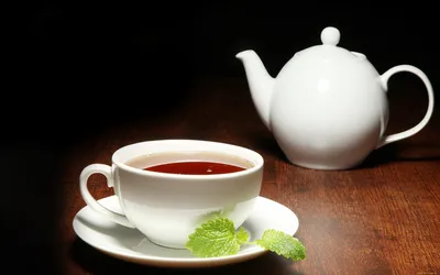 Горячий чай в чашке с синим рисунком. От чая идет струя пара. Чашка чая  стоит на подоконнике балкона. Стопка книг создает домашнюю обстановку.  Stock-Foto | Adobe Stock