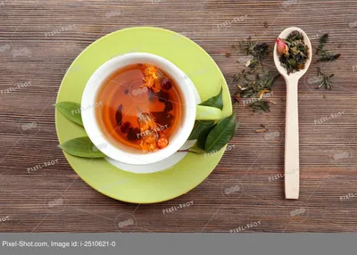 чашка чая, осенние листья и свечи на подоконнике дома Стоковое Фото -  изображение насчитывающей чашка, утро: 230783930