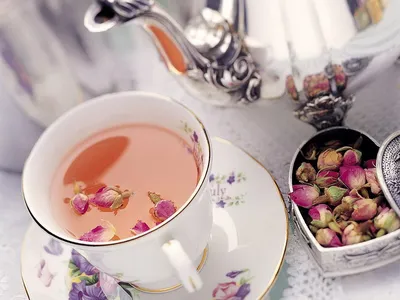 Самовар, чашка чая, лимон, сахар и конфеты под солнечными лучами. Чай с  лимоном это классическое сочетание. Чай на фоне цветов смотрится ярко и  аппетитно. Stock-Foto | Adobe Stock
