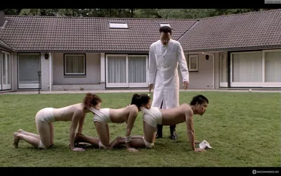 Человеческая многоножка / The Human Centipede (First Sequence) (2009,  фильм) - «Очень оригинально и интересно! Что может произойти, если случайно  заходишь в дом прося помощи? Как человеческую многоножку можно улучшить?  Как она,