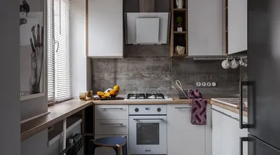 Бело-зеленая угловая кухня 5,5 кв. м со стиральной машиной (15 фото)