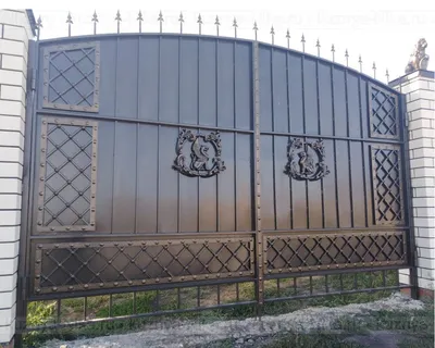 алюминиевый современный забор серый дизайн ворот дома при пригородной  Стоковое Изображение - изображение насчитывающей ученика, обезьяны:  253215587