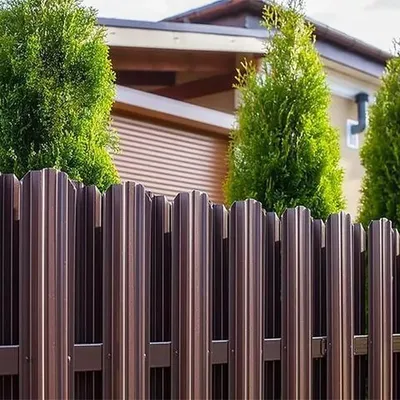 Дизайн забора из профнастила: создайте надежную и привлекательную ограду  для своего дома [87 фото]