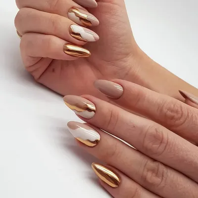 Золото на ногтях: 18 фото идей, как сделать дорогой и статусный маникюр |  Chic nails, Stylish nails, Gold nails
