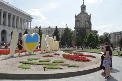 Файл:Наводницкий парк монумент основателям Киева.JPG — Википедия
