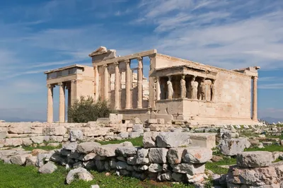 Древне-греческая архитектура, вид на древние Афины со склона горы и на фоне  моря - Классическая архитектура
