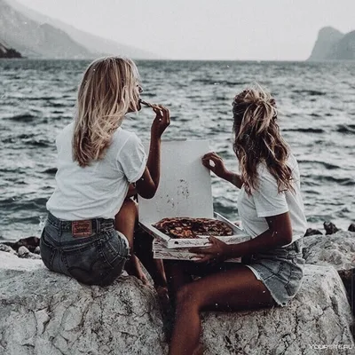 Две подруги отдыхают на пляже моря…» — создано в Шедевруме