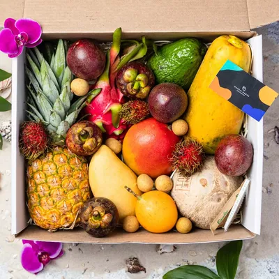Экзотические фрукты и тропические листья на столе Стоковое Фото -  изображение насчитывающей здорово, органическо: 178151724
