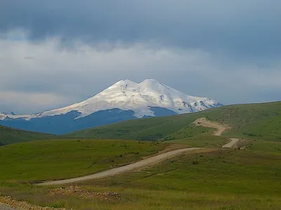 Две вершины Эльбруса. Гиды с опытом 8000 метров.