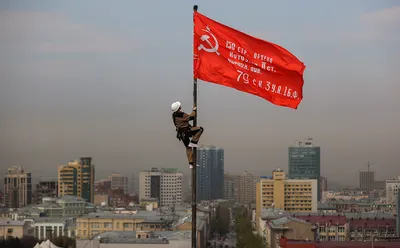 На Главной городской площади Краснодара торжественно подняли  Государственный флаг России :: Krd.ru