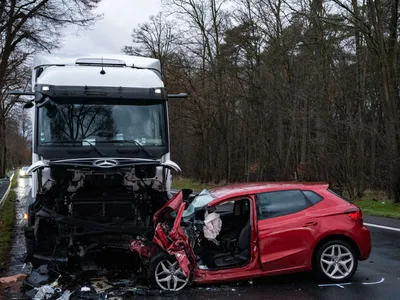 Nach Zusammenprall mit Lkw: 21-Jähriger stirbt auf B45