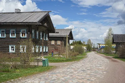 Деревенский ландшафт лета Красивое фото деревни, старые дома, зеленая  трава, голубое небо Стоковое Фото - изображение насчитывающей деревенский,  пары: 152371806