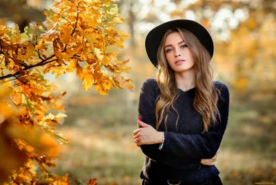 Woman in autumn park. View from the back. Stock Photo by  ©ElizavetaLarionova 127093298