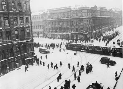 Фото \"У памятника Петру\", 1943 год, г. Ленинград - История России в  фотографиях