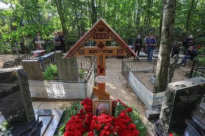 Вид одной из раскопанных могилы, окруженной травой с большим массированным  крестом Иллюстрация штока - иллюстрации насчитывающей память, кладбище:  164115685