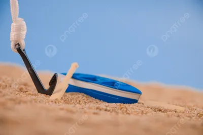 девушка с зарытыми волосами позирует на пляже рядом с кораблем летом море и  песок в яркий солнечный день, одетый в Стоковое Изображение - изображение  насчитывающей представления, боит: 252314793