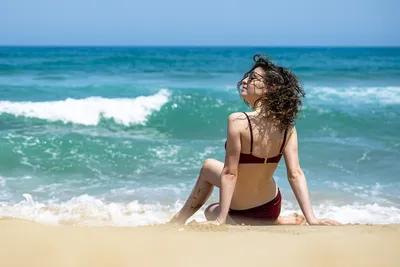 парень и девушка 18 лет обнимались, когда стояли на солнечном пляже летом  Стоковое Изображение - изображение насчитывающей праздники, наслаждение:  268001557