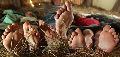 Девушки лежа на сеновале стоковое фото. изображение насчитывающей  эмоционально - 26157562