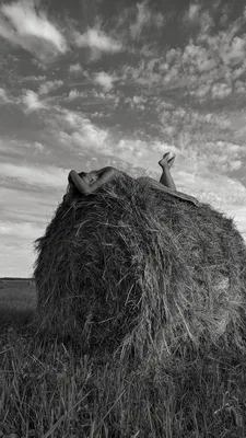Девушка лежа на сеновале стоковое изображение. изображение насчитывающей  отдых - 26157563
