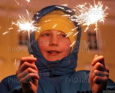 Женская рука с красивыми бенгальскими огнями в ночном городе :: Стоковая  фотография :: Pixel-Shot Studio