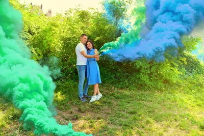 цветной дым зеленого цвета в ногах у молодожен | Романтические свадебные  фотографии, Свадебные фотографии, Цветной дым