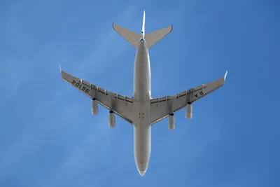 большой реактивный самолет летит по воздуху против облаков, 3d крупный план  самолета, летящего над облачным небом, Hd фотография фото фон картинки и  Фото для бесплатной загрузки