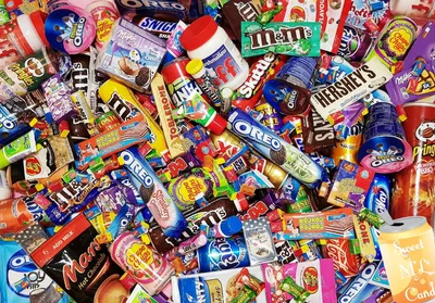 много красочных конфет и сладостей на столе. фотография со склада  Редакционное Стоковое Изображение - изображение насчитывающей детство,  плодоовощи: 221172119