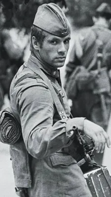 Фото солдата с автоматом стоковое изображение. изображение насчитывающей  автоматическое - 93726517
