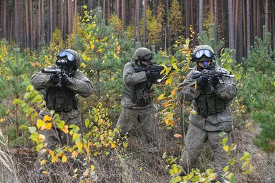 бородатый солдат в форме спецназа в опасной военной операции в опасном  вражеском районе. выбор фокуса Стоковое Изображение - изображение  насчитывающей средневеково, приложения: 242672493