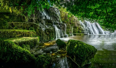 Живописное фото водопада · Бесплатные стоковые фото