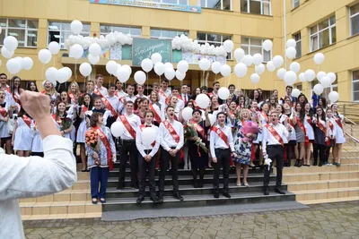 Выпускники шестой школы отпустили детство и станцевали флешмоб | 23.05.2019  | Вольск - БезФормата