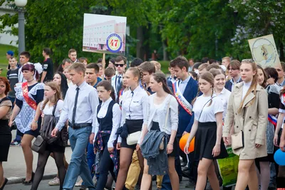 Последний звонок-2023 в Пскове: красивые и веселые кадры выпускников