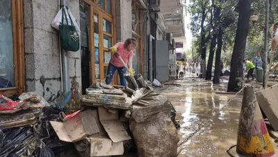 Ялта не сдается: жители вышли на уборку города счастья - видео - РИА  Новости Крым, 19.06.2021