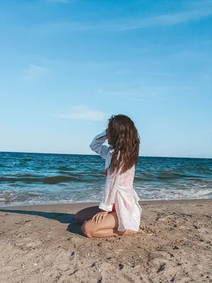 Идеи для стильных фото на пляже 🌊 Сохраняйте ♥️. . Самый главный совет -  это быть собой! Просто кайфуйте и много двигайтесь ) Веселитесь… | Instagram