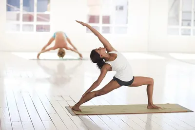 Хатха-йога для начинающих: 3 базовых упражнения — Спортмастер Медиа
