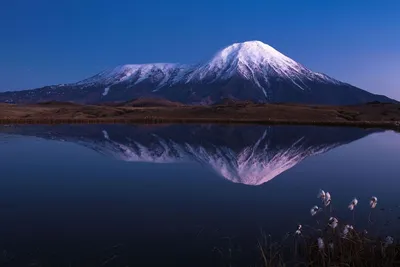 Камчатка фото: Зимний вид на город Петропавловск-Камчатский и вулкан  Корякская сопка (Корякский вулкан) - Архитектура полуострова Камчатка -  Петропавловск-Камчатский, Камчатка фотография