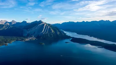 Обои на рабочий стол Hawaiian Islands / Гавайские острова, море, горы, на  переднем плане растительность и размытые цветы, обои для рабочего стола,  скачать обои, обои бесплатно