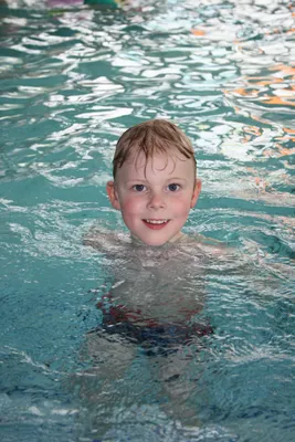 Плавание для детей: польза, вред и противопоказания к посещению бассейна,  как влияет на иммунитет и физическое развитие