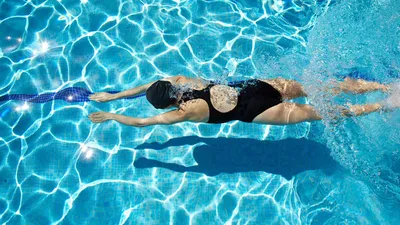 10 способов сделать плавание в бассейне интересным