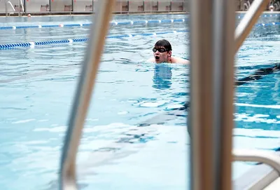 Как подобрать свой стиль плавания и научиться правильно дышать в воде ::  Лайфстайл :: РБК Спорт