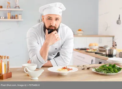 кухня готовит еду а повар кладет красный порошок на рис, шеф повар посыпает  перцем говядину, Hd фотография фото, еда фон картинки и Фото для бесплатной  загрузки